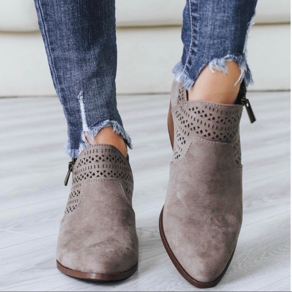 📌SALE📌NWT🔹Cutout Tan Booties  - Size 7
